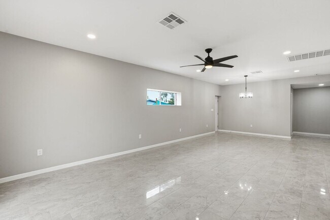 Building Photo - Bright, Fresh & Pet-Friendly — 3BR Retreat Minutes from U of A