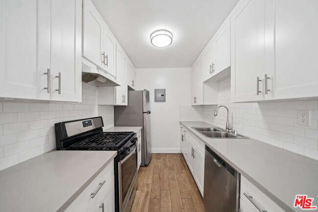 Foto del edificio - 7209 Willoughby Ave