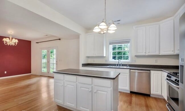 Building Photo - 148 Burnet St