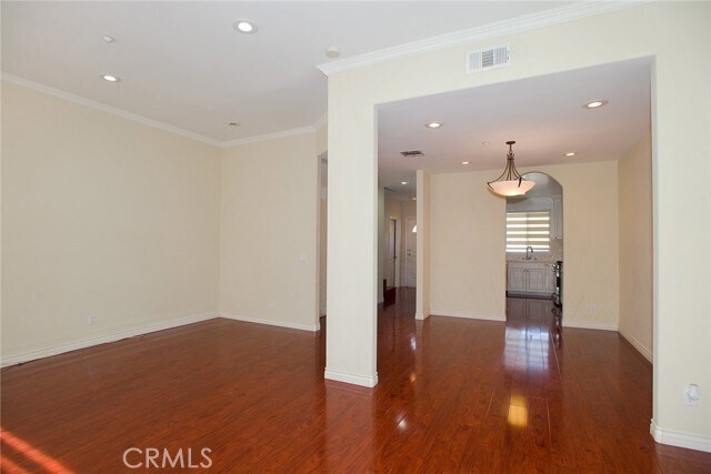 Foto del edificio - 2345 Montrose Ave