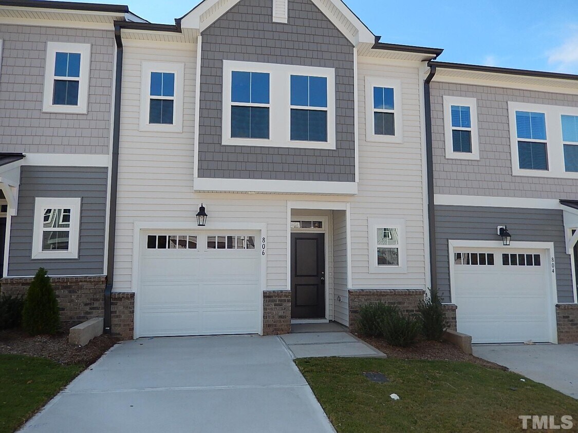 Foto principal - 806 Oak Center Dr