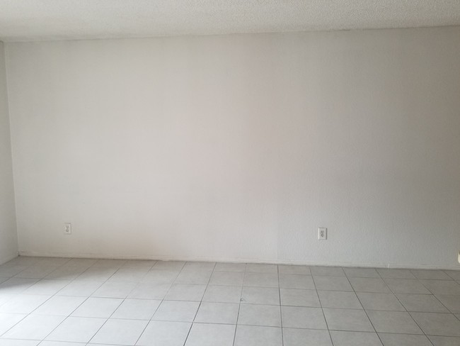 Building Photo - 2 BD 1 BA, near Dysart And VanBuren