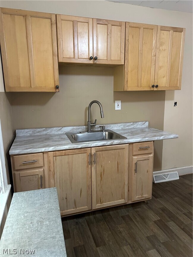 Foto del edificio - 15415 Kinsman Rd