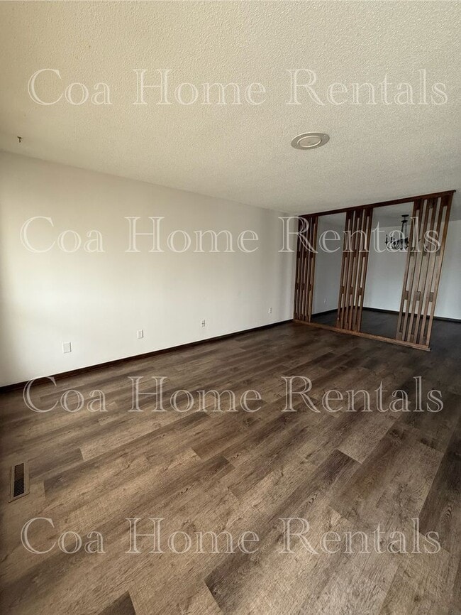 Building Photo - South East side Duplex