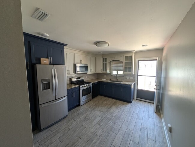 Building Photo - Beautifully Remodeled 2 Bed, 1.5 Bath Dupl...