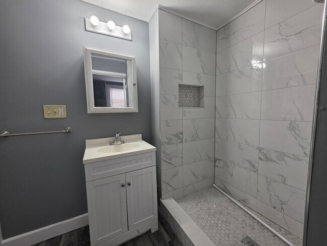 Foto del edificio - 816 W 11th St
