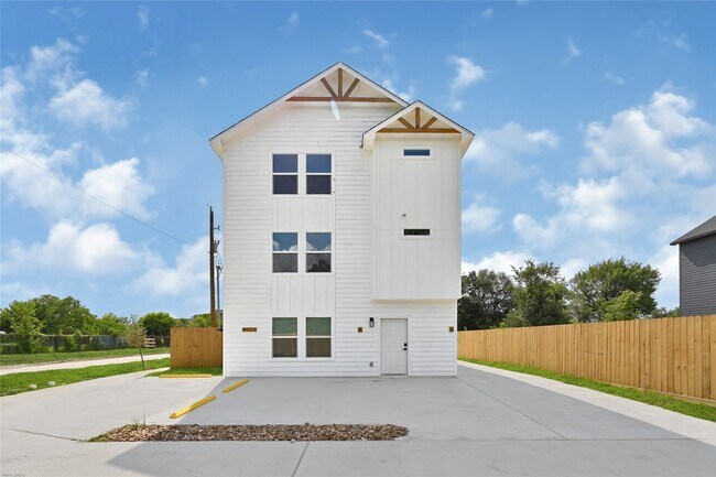 Building Photo - 8023 Birmingham St