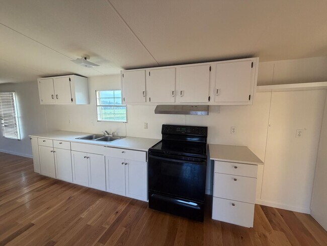 Building Photo - FOR RENT IN BREAUX BRIDGE!