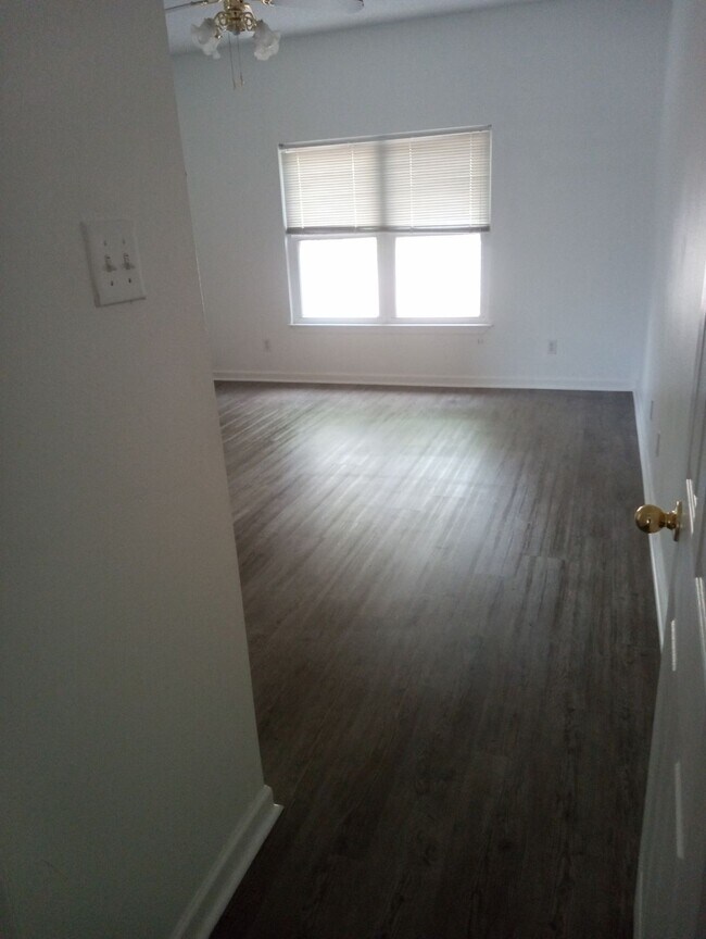 Building Photo - 106 Chariot Ct
