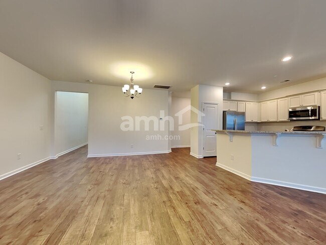 Building Photo - 636 Redbud Ln
