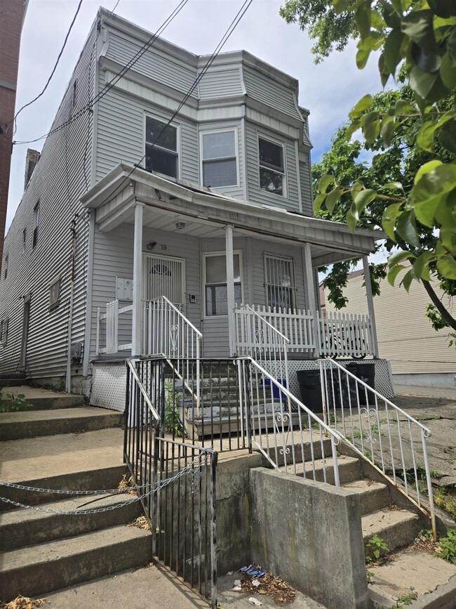 Building Photo - 19 Oak St