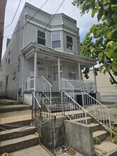 Building Photo - 19 Oak St