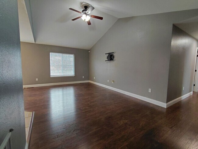 Building Photo - Beautiful home close to post