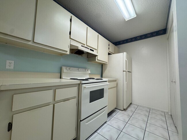Building Photo - Conveniently Located 1BR/1BA Condo in Orlando! - Priced to Rent!