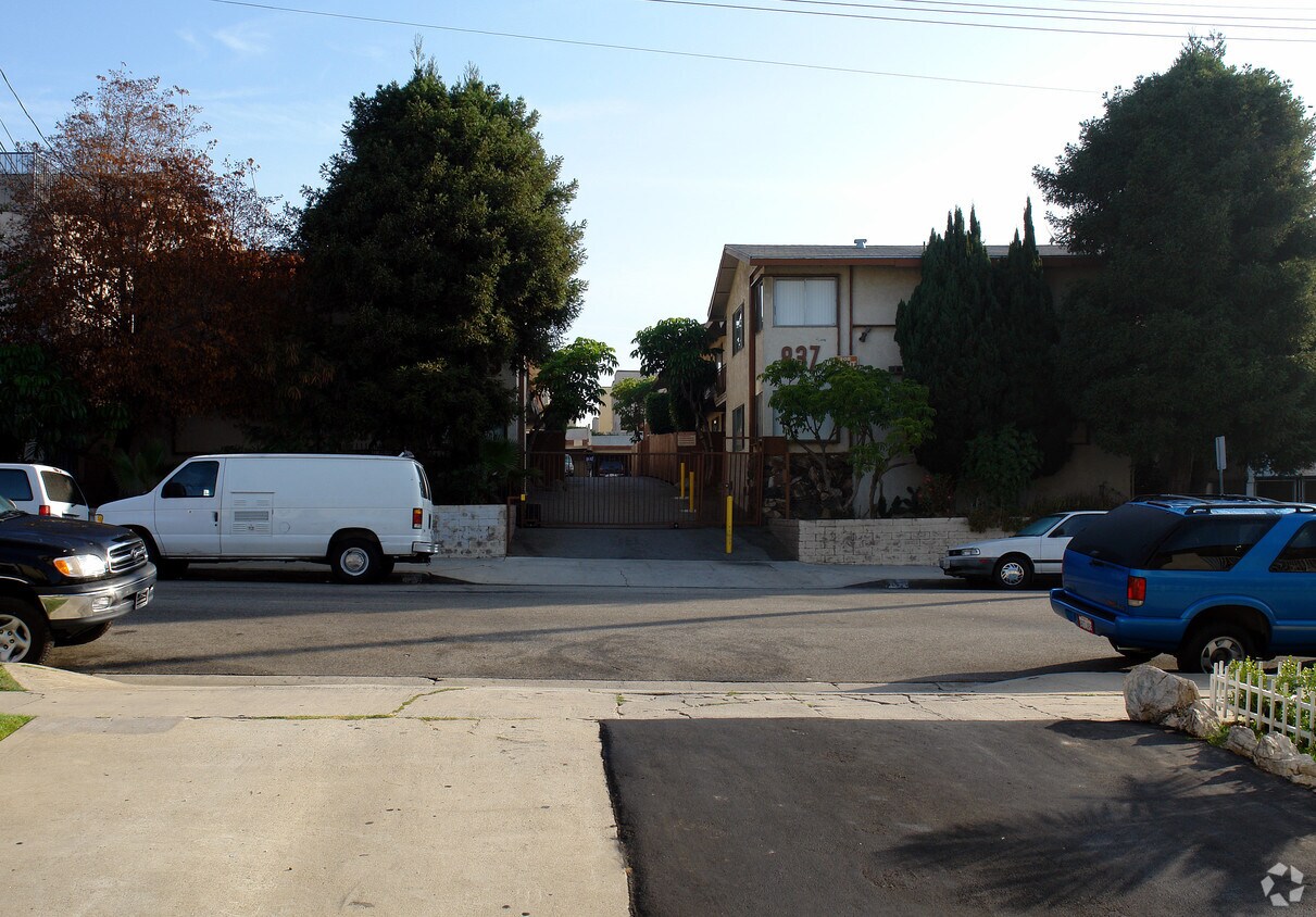 Primary Photo - 837-839 W Beach Ave