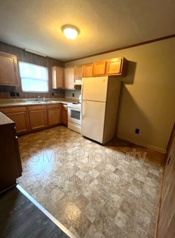 Building Photo - 1716 Green Oaks Dr SE