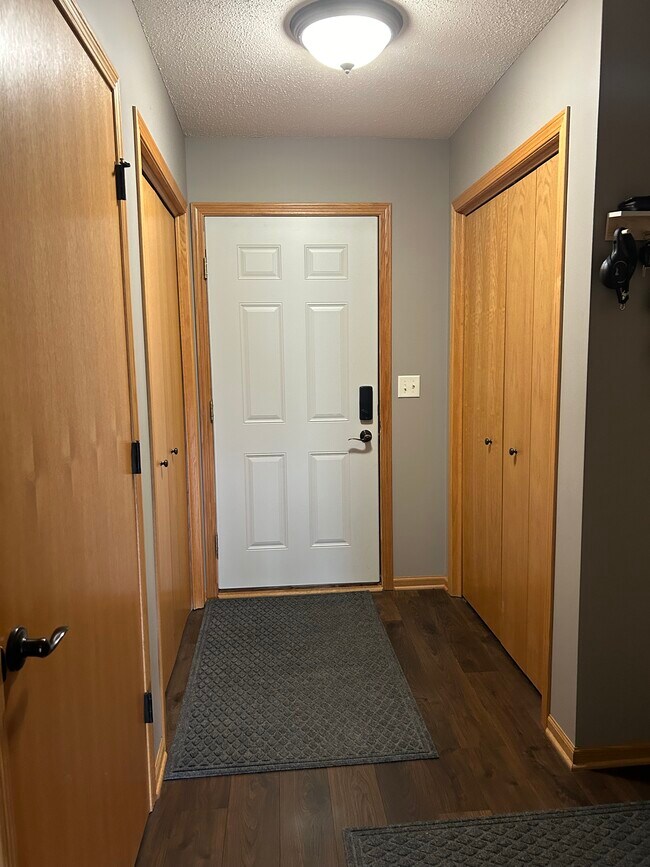 Building Photo - 506 Pointe Ct SW
