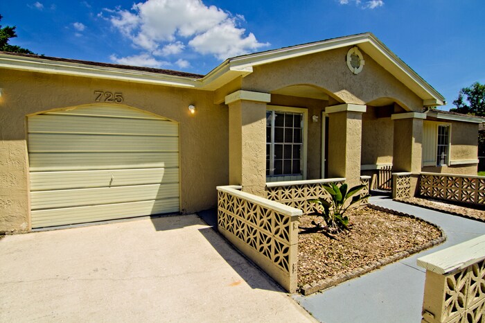 Primary Photo - 725 Caribou Dr