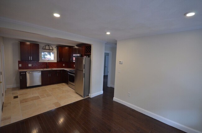 Building Photo - Great location! 2 bed 1 bath Blocks away f...