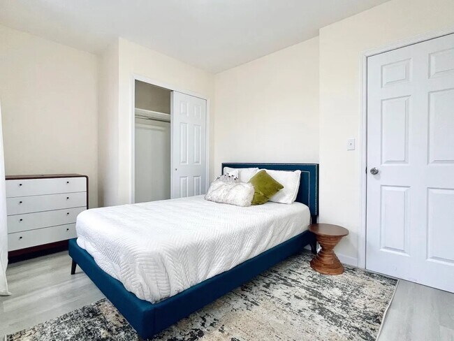 Foto del edificio - Furnished room/NOT APARTMENT