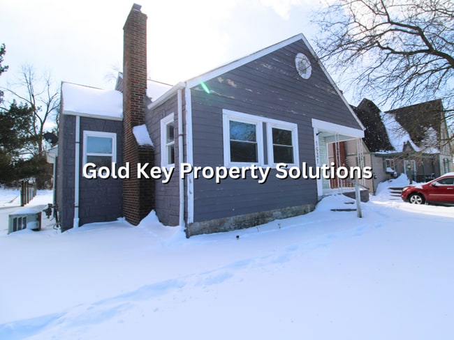 Building Photo - Roomy 3 BR 1 BA House with 2 Covered Porches and Garage (SECTION 8 APPROVED)