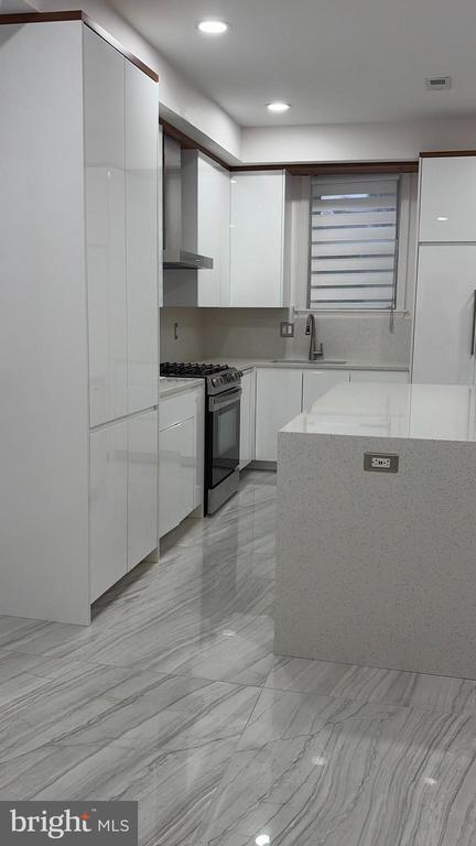 Foto del edificio - 726 Roxboro Pl NW