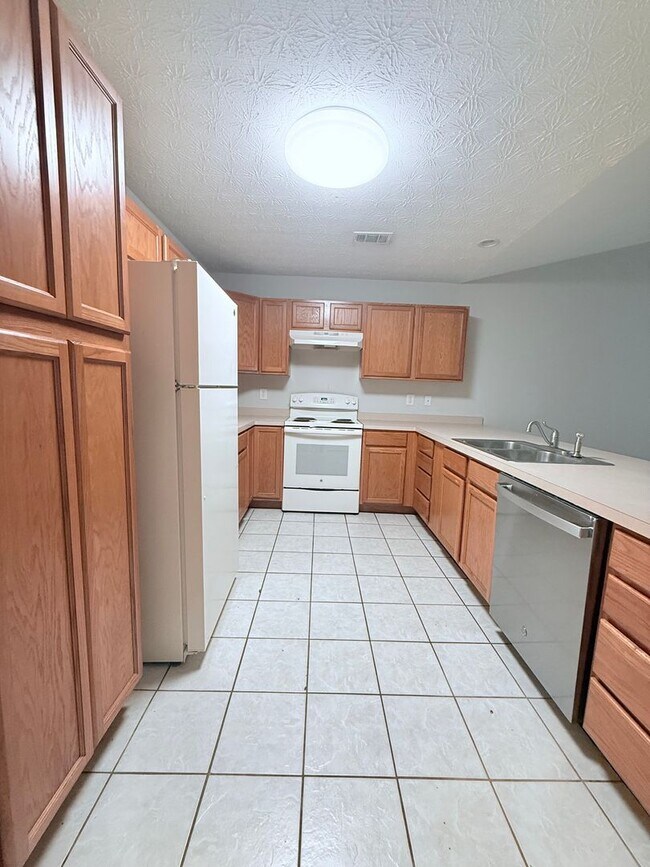 Foto del edificio - 2-bedroom ranch style home with garage parking!