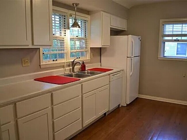 Foto del edificio - 1 Bedroom In A 3 Bedroom House Available F...