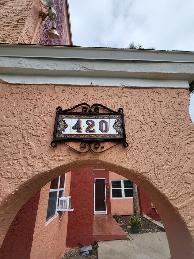 Primary Photo - 420 N Oleander Ave