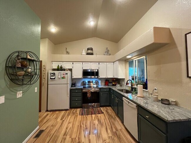 Building Photo - Great 4 Bedroom House