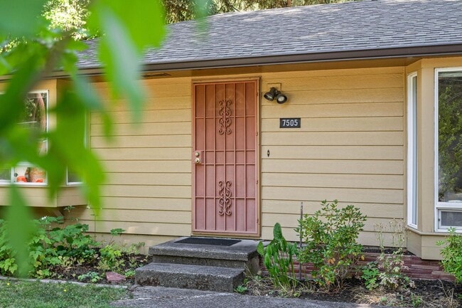 Building Photo - Charming, retro 2-bdrm/2-bath ranch in tranquil setting w/ large family room