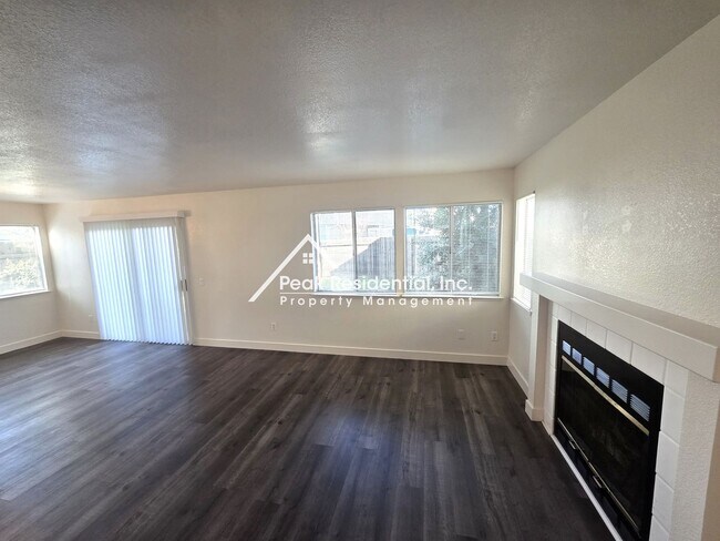 Foto del edificio - Spacious 3bd/2.5ba House with 2 Car Garage