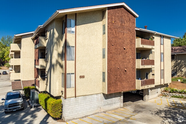 Building Photo - Enclave 693