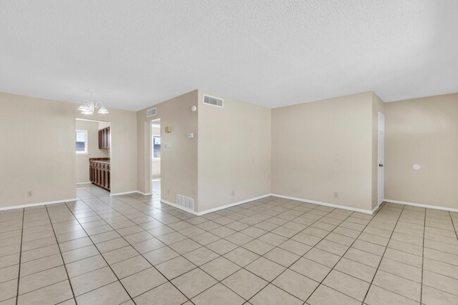 Foto del edificio - 3300 Hayes Ave