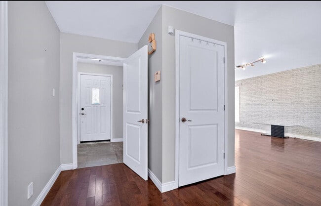 Building Photo - 6132 Boul Des Laurentides