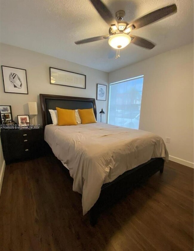 Foto del edificio - 5596 NW 102nd Ct