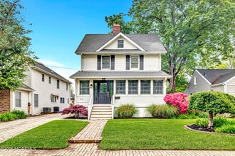 Building Photo - E370 E Main St