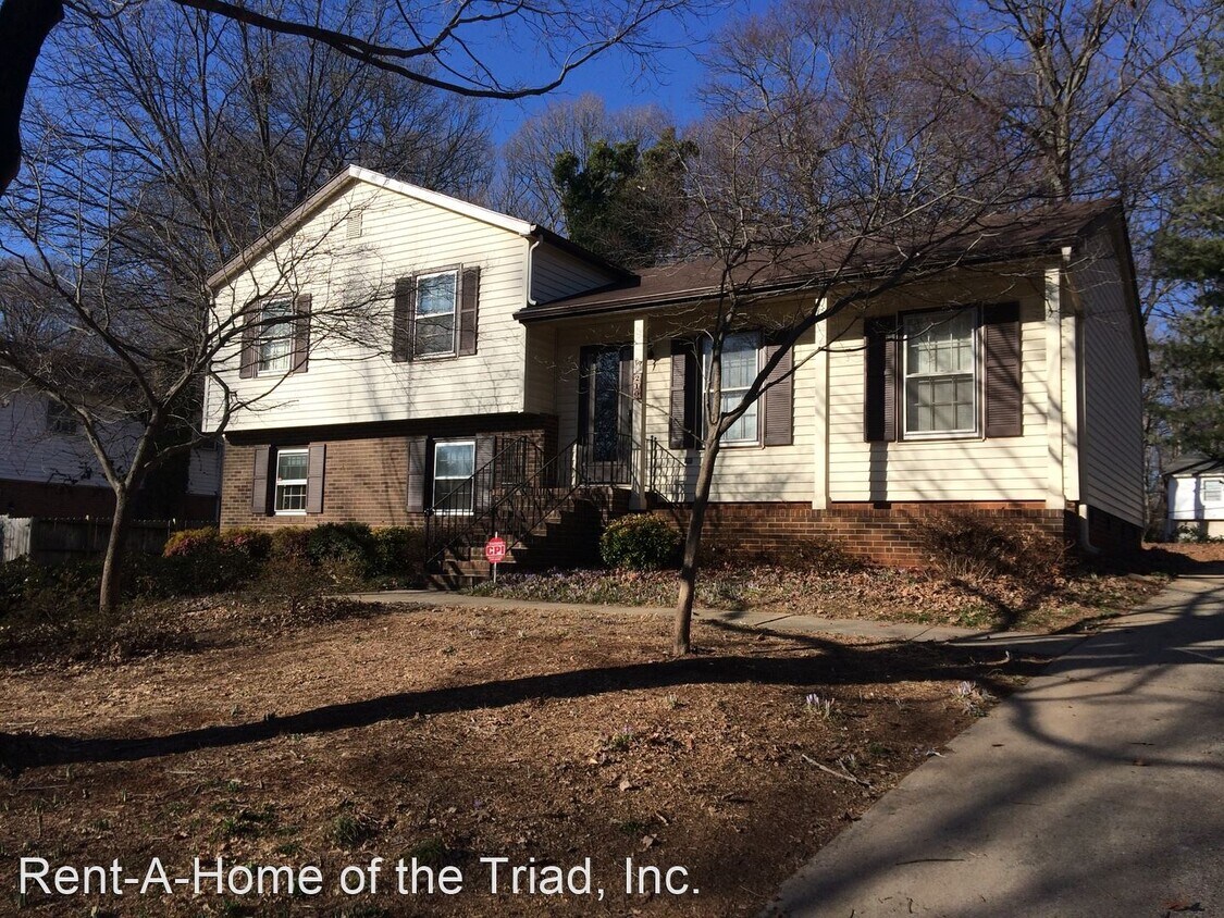 Foto principal - 4 br, 2.5 bath House - 210 Village Lane