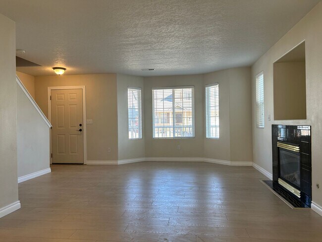 Foto del edificio - 4 bed, 2.5 ba - Golf Course living in Horn Rapids