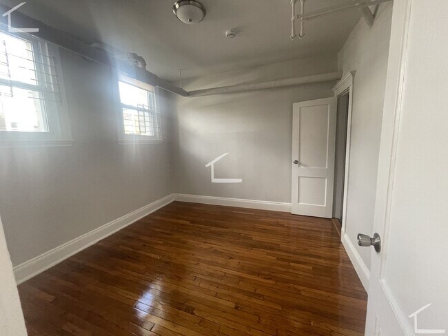 Building Photo - 212 Kelton St