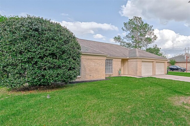 Building Photo - 1801 Laurel Oaks Dr