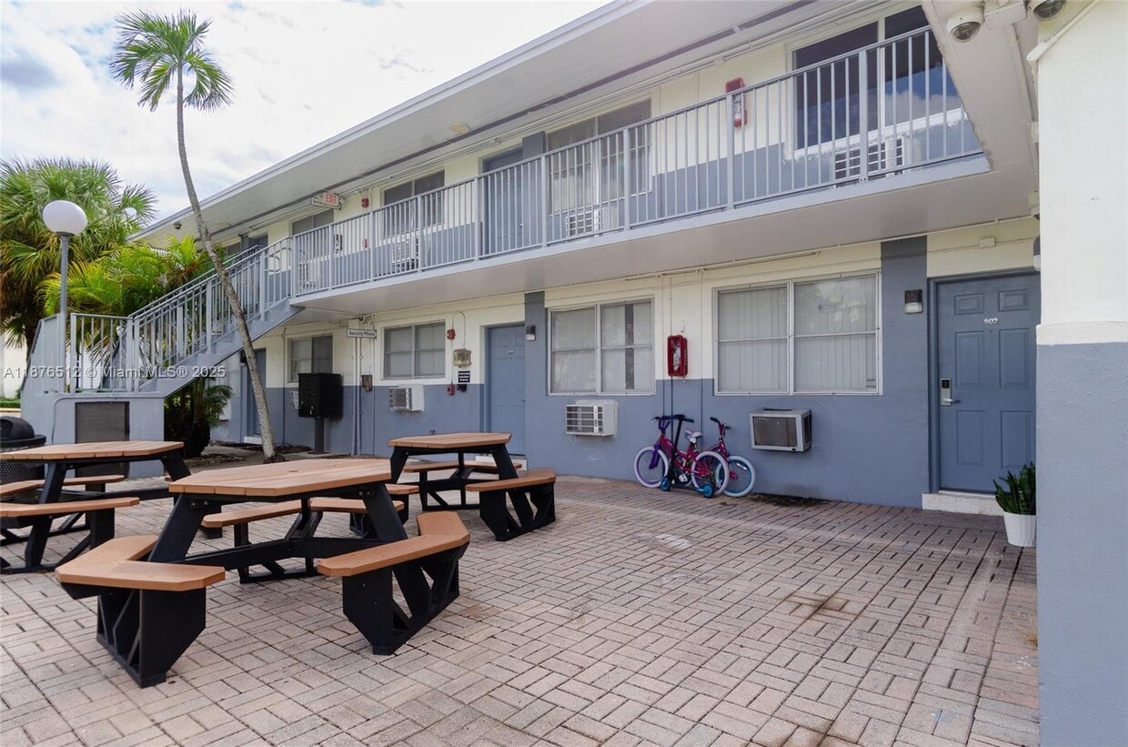 Foto del edificio - 1605 NE 126th St