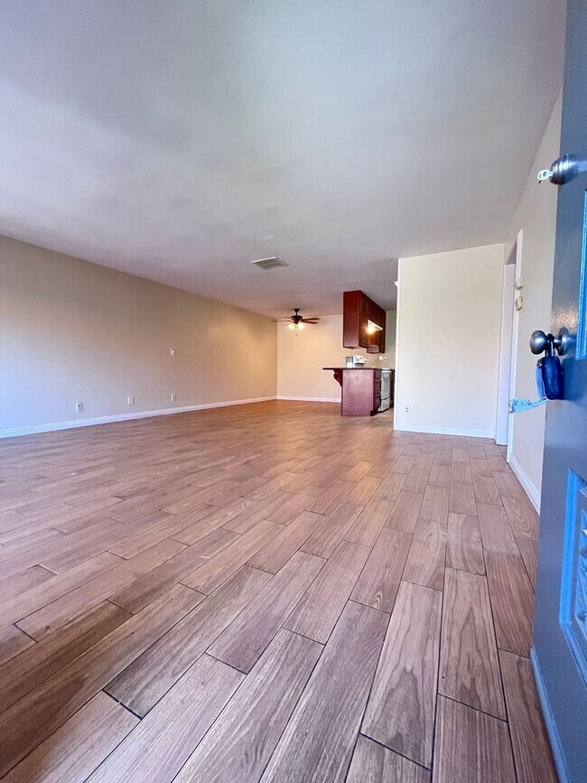 Foto del edificio - SINGLE STORY 3 BR/ 2 HOME WITH 2 CAR GARAGE