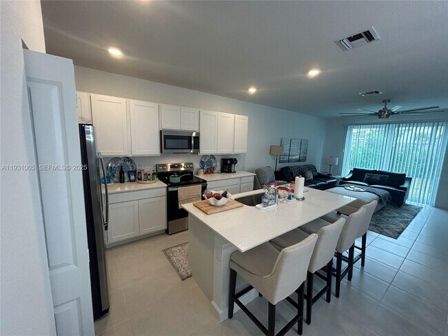 Building Photo - 345 SE Crossoak Ln