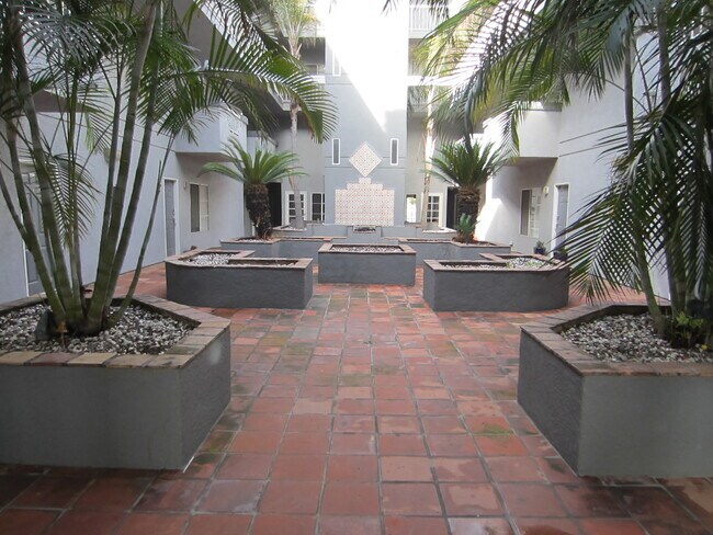 Building Photo - 10925 Blix St