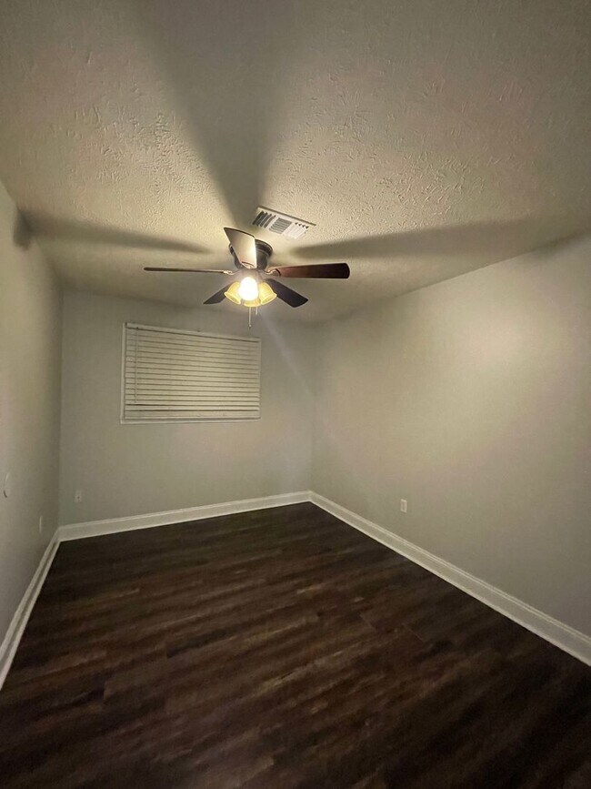 Foto del edificio - 3461 Dundale Rd