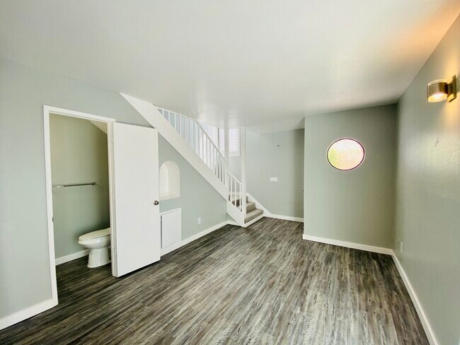 Building Photo - 1/2 Off First Month! Remodeled Townhome in...