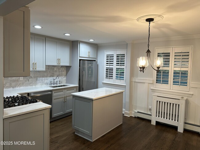 Building Photo - 102 Manor Dr