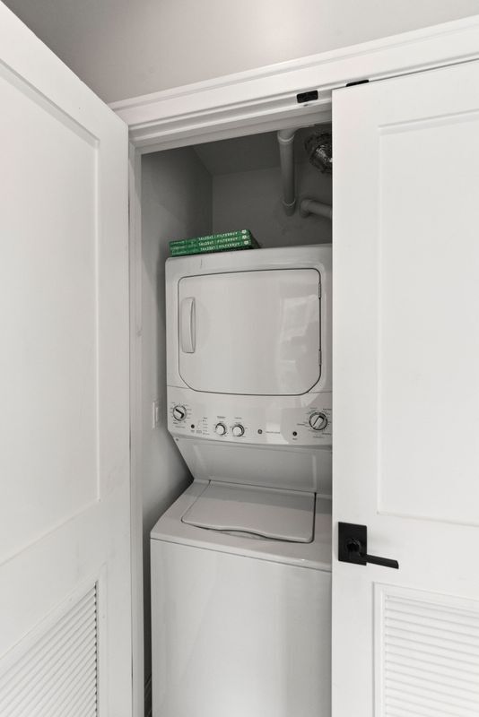 Foto del edificio - 1050 W Cornelia Ave