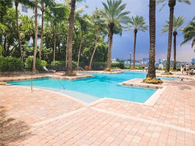 Foto del edificio - 17150 N Bay Rd